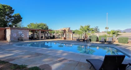 Charming Cozy 5 minutes from shopping/restaurants! 40 minutes Mountains/Hiking!
