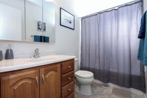SĂšche-cheveux, serviettes fournies, savon, papier toilette