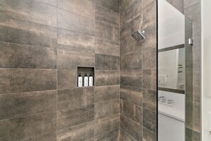 Chuveiro/banheira combinados, secador de cabelo, toalhas de banho 