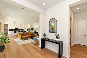 Fernseher, Kamin, Tischfußball