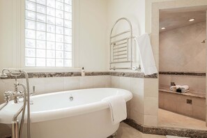 Bathtub, hair dryer, towels - Park City Historical Home + Walk to Ski Lift & Main Street! (Park City)