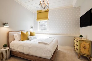 3 bedrooms, desk, iron/ironing board, WiFi