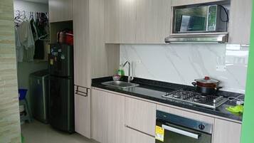 Refrigerador, microondas, horno y parrilla de estufa
