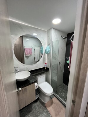 Douche, serviettes fournies, savon, papier toilette