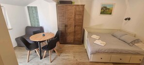 1 غرفة نوم وسرير سفر وخدمة الإنترنت