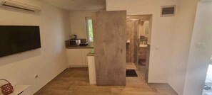 Kühlschrank, Mikrowelle, Herdplatte, Geschirrspüler