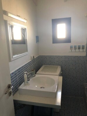 Shower, hair dryer, towels, soap - Mini Villas Blue  (Keratokampos)