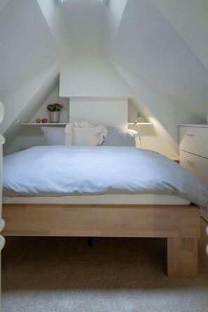 1 bedroom, desk, WiFi