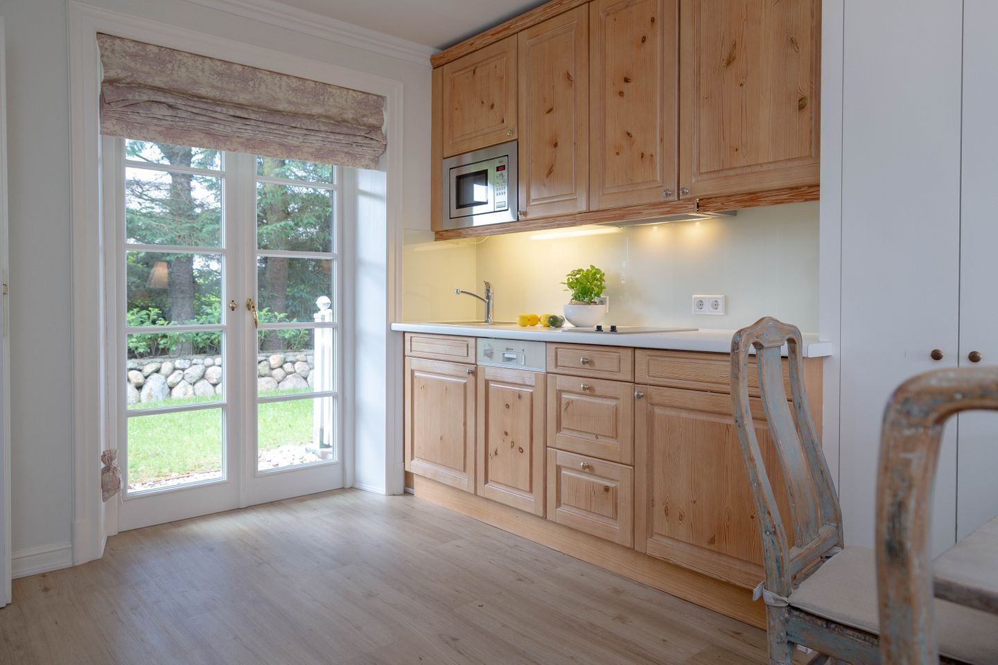 Een koelkast, een magnetron, een kookplaat, een vaatwasser