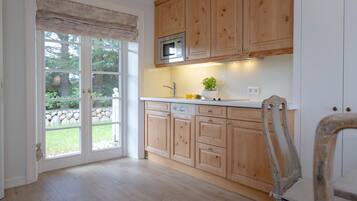 Een koelkast, een magnetron, een kookplaat, een vaatwasser