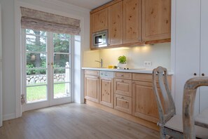 Réfrigérateur, micro-ondes, plaque de cuisson, lave-vaisselle