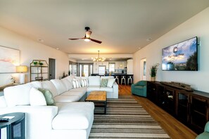 TV, DVD player - Sulla Sabbia-Oceanfront Bungalow;Stunning Ocean/Sunrise Views;Walk to Shops/Restaurants (Edisto Beach)