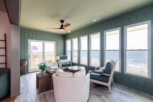 Sulla Sabbia-Oceanfront Bungalow;Stunning Ocean/Sunrise Views;Walk to Shops/Restaurants