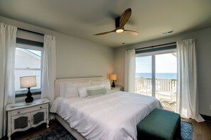 4 bedrooms, WiFi, bed sheets - Sulla Sabbia-Oceanfront Bungalow;Stunning Ocean/Sunrise Views;Walk to Shops/Restaurants (Edisto Beach)