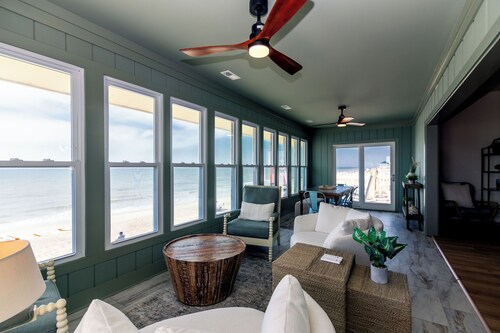 Sulla Sabbia-Oceanfront Bungalow;Stunning Ocean/Sunrise Views;Walk to Shops/Restaurants