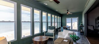 Sulla Sabbia-Oceanfront Bungalow;Stunning Ocean/Sunrise Views;Walk to Shops/Restaurants