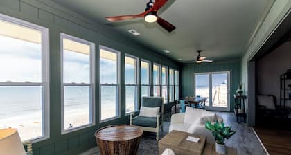 Sulla Sabbia-Oceanfront Bungalow;Stunning Ocean/Sunrise Views;Walk to Shops/Restaurants