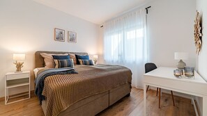 3 bedrooms, desk, iron/ironing board, WiFi