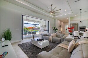 Smart TV, stereo - VILLA FOURTASTIC VIEW – HEATED POOL & SPA | GULF ACCESS | BOAT RENTAL + TOURS VOUCHER INCL. (Cape Coral)