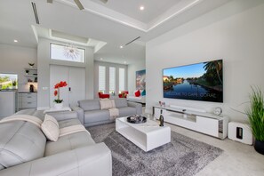 Smart TV, stereo - VILLA FOURTASTIC VIEW – HEATED POOL & SPA | GULF ACCESS | BOAT RENTAL + TOURS VOUCHER INCL. (Cape Coral)