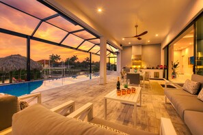 A heated pool - VILLA FOURTASTIC VIEW – HEATED POOL & SPA | GULF ACCESS | BOAT RENTAL + TOURS VOUCHER INCL. (Cape Coral)