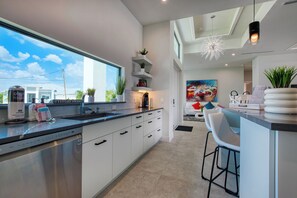 Fridge, microwave, oven, dishwasher - VILLA FOURTASTIC VIEW – HEATED POOL & SPA | GULF ACCESS | BOAT RENTAL + TOURS VOUCHER INCL. (Cape Coral)