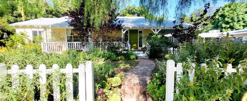 Woodland Hills Cottage on beautiful 1/4 acre property