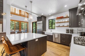 冷蔵庫、電子レンジ、オーブン、コンロ