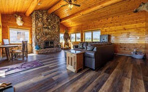Smart-TV, Kamin, Arbeitsbereiche