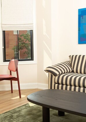 Suite 301 One Bedroom King | Oppholdsområde | En 43-tommers LED-TV med digitale kanaler samt strømmetjenester