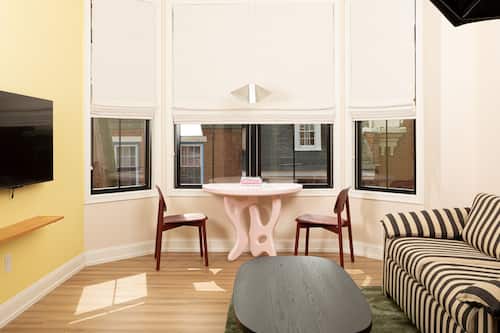 Suite 301 One Bedroom King | Draps en coton égyptien, literie de qualité