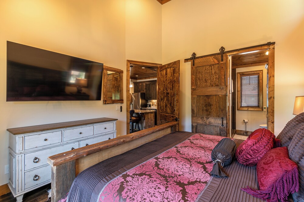 Bear Rock Lodge at Eagles Nest Hot tub, firepit, views from Camp