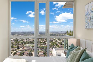3 chambres, bureau, fer et planche à repasser, lit parapluie