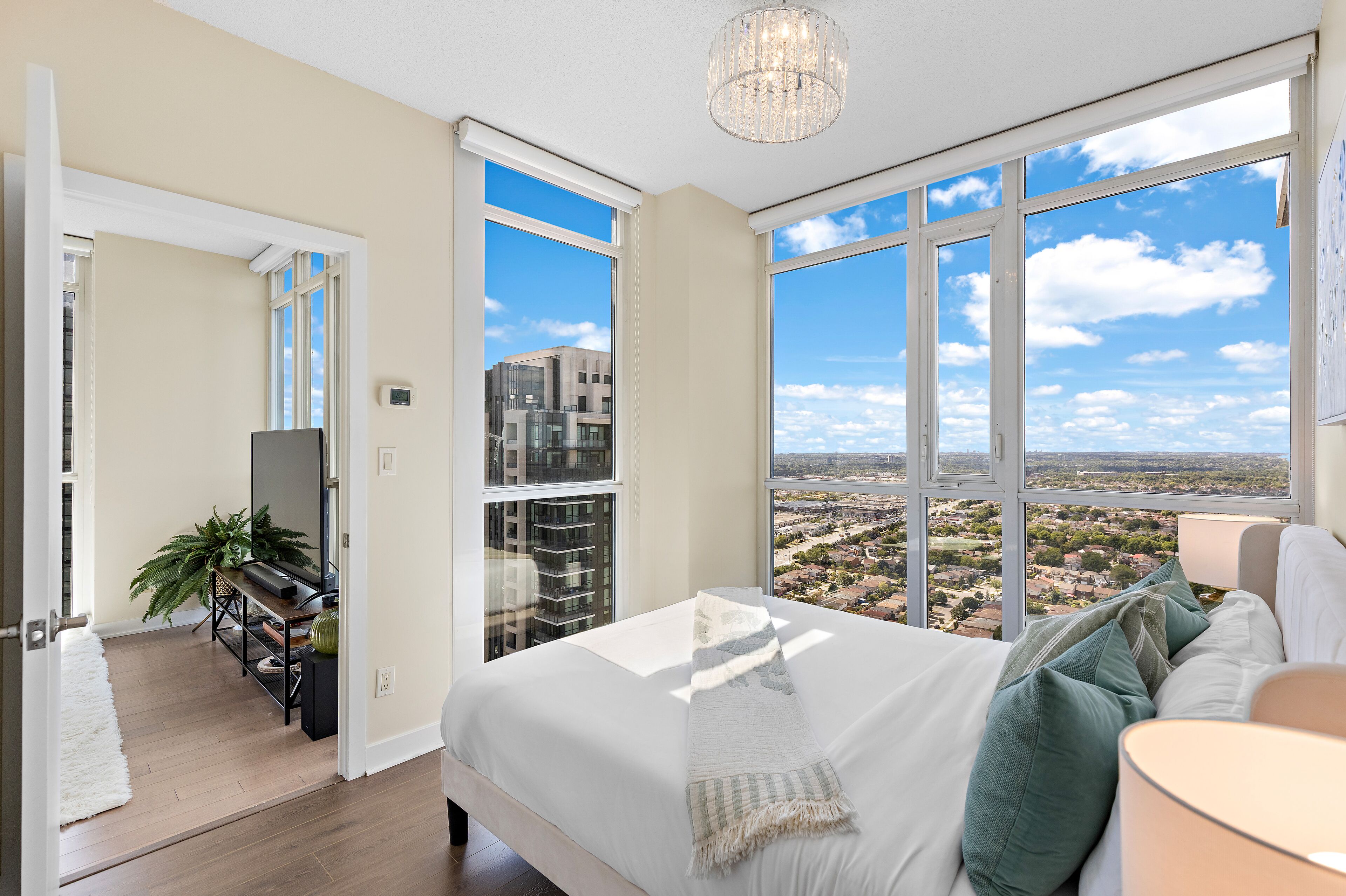 3 間睡房、書桌、熨斗/熨衫板、可攜式嬰兒床