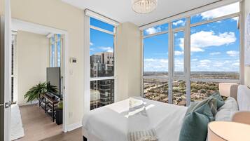 3 間睡房、書桌、熨斗/熨衫板、可攜式嬰兒床