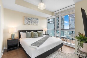 3 soverom, skrivebord, strykejern/-brett og reiseseng for barn