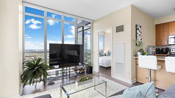 Smart TV, chimenea y libros