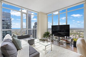 Smart TV, fireplace, books - Luxury 2.5 Bedroom 2 Bathroom 1 Parking Spot Near SQ1 Condo Breathtaking Views! (Mississauga)