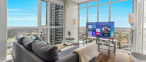 Smart-TV, Kamin, Bücher