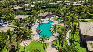 An aerial view of a resort with a central swimming pool, multiple guest villas, and lush landscaping. - 🏖️Private Lanai | Golf/Sunset Views | Pool | Keyless (Kamuela)