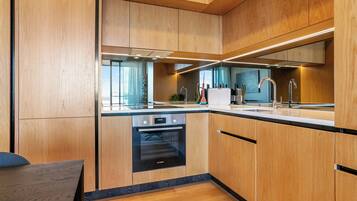 Departamento Deluxe | Cocina privada | Refrigerador con congelador, horno, parrilla de estufa y lavavajillas