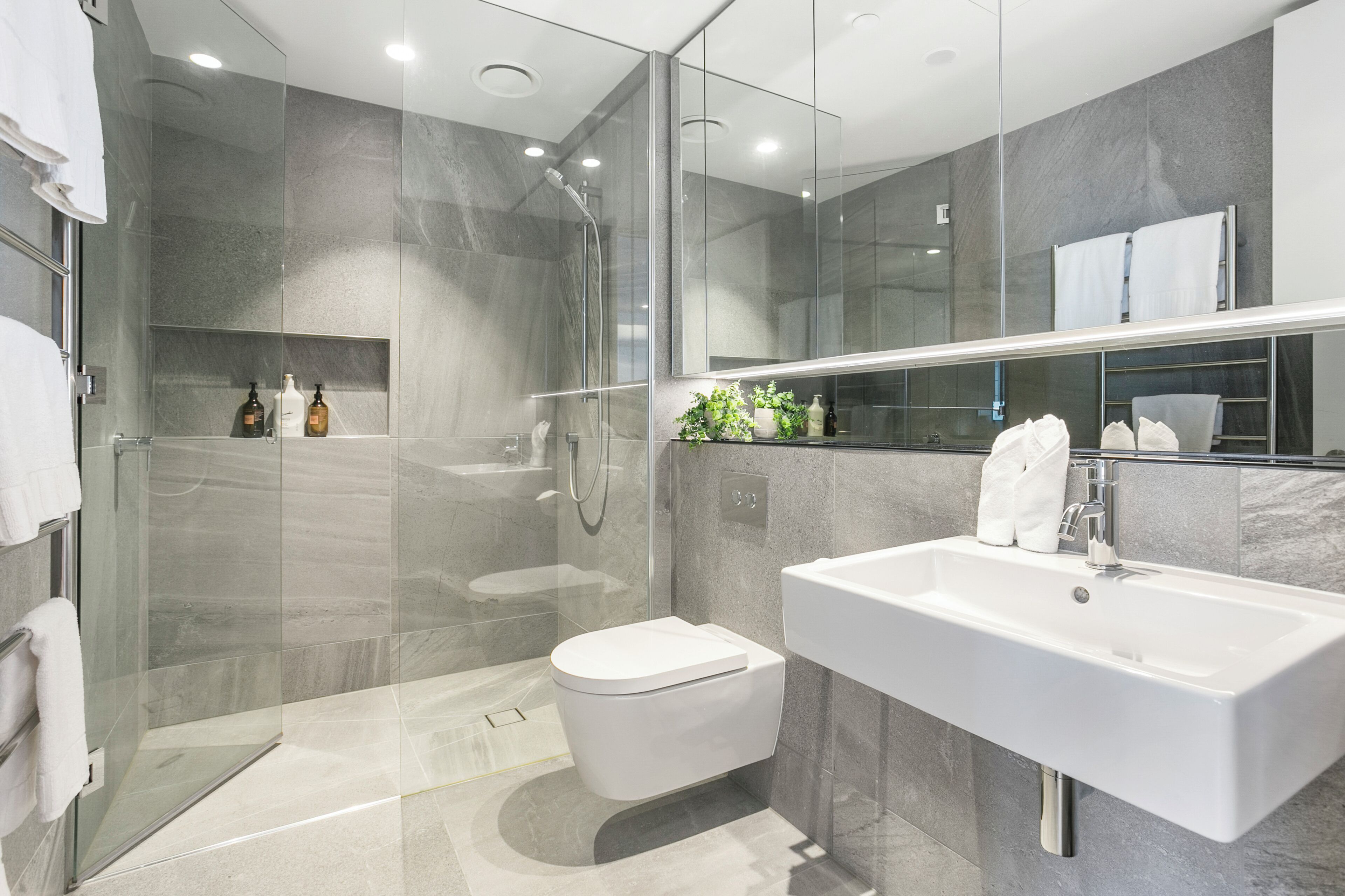 Apartemen Deluks | Kamar mandi | Shower, pengering rambut, lantai berpemanas, dan handuk