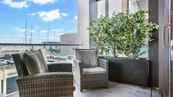 Deluxe Apartment | Balcony