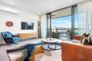 Deluxe Apartment | Living room - Beautiful and bold 1 bed retreat (Auckland)