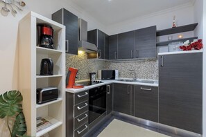 Jääkaappi, mikroaaltouuni, ruokailupöytä