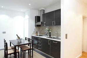 Réfrigérateur, micro-ondes, tables à manger