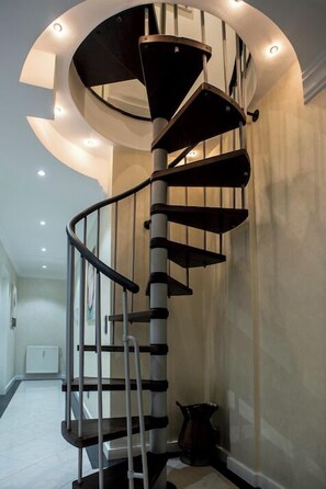 المنشأة من الداخل