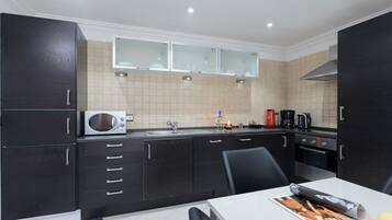 Geladeira, micro-ondas, fogão, cooktop