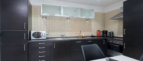 Een koelkast, een microgolfoven, een oven, een kookplaat