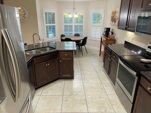 ثلاجة، ميكروويف، فرن، موقد طهي مسطح